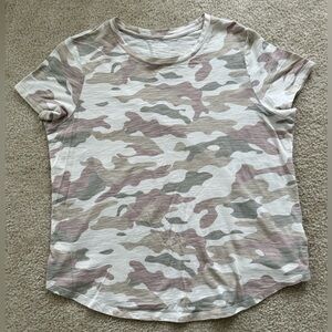 Old Navy Women’s pink camo t-shirt large